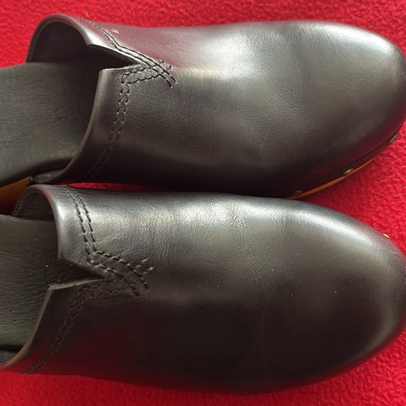 UGG size 7 - Picture 6 of 17